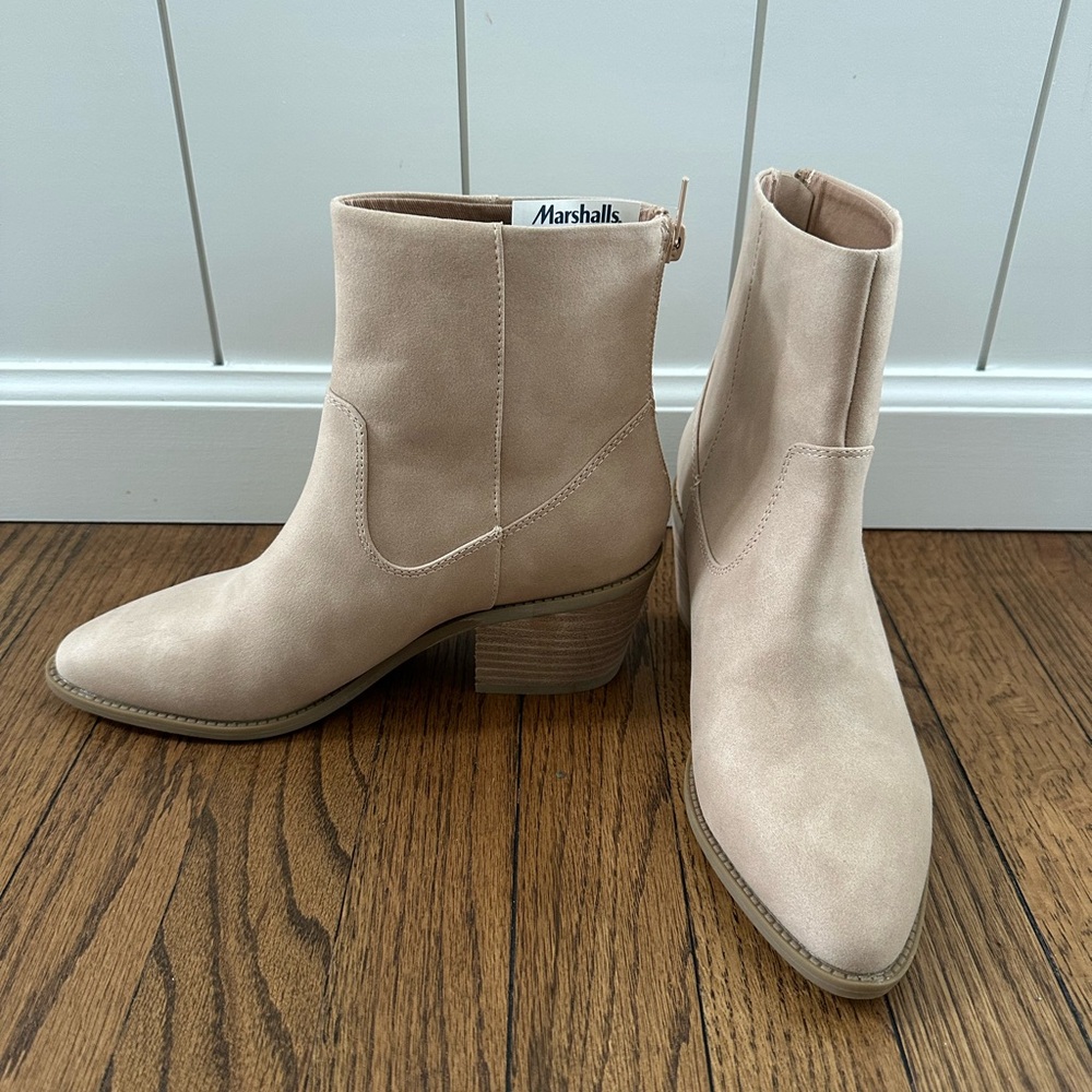 DV by Dolce Vita Ankle Boot 
Size 6.5, Pale Tan color